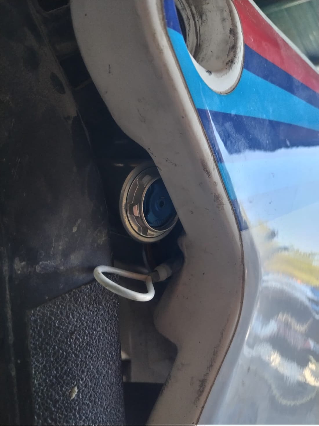 Registro della compressione del mono Öhlins vicino al serbatoio lato sinistro