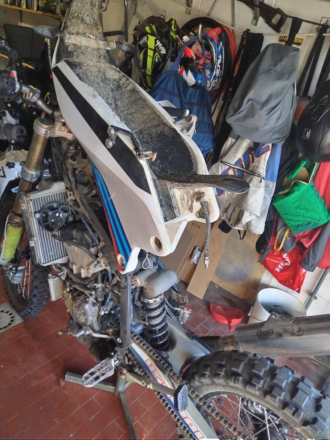 Vista laterale della Kove 450 Rally con mono Öhlins CRF 450