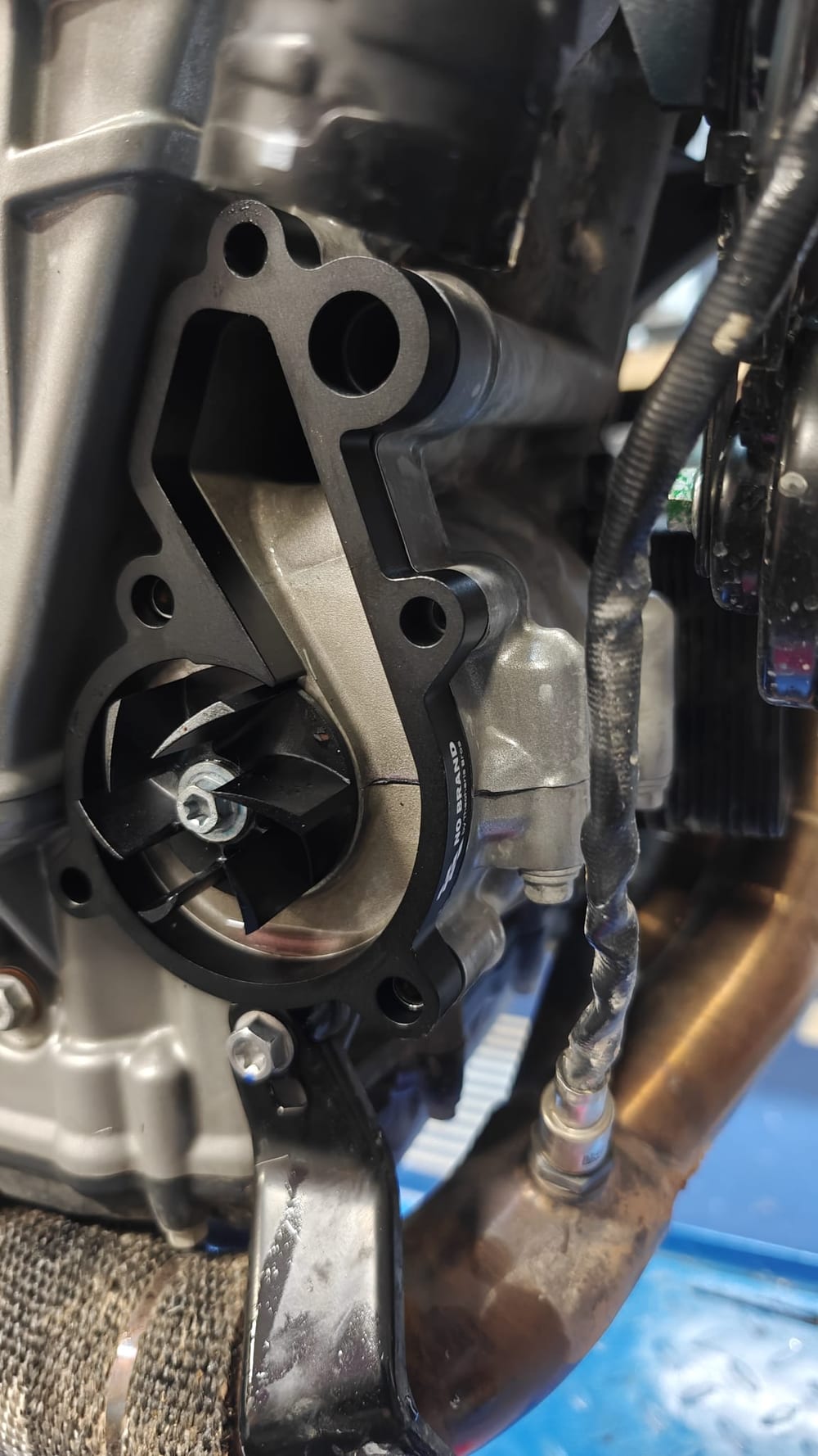 Coperchio pompa acqua maggiorato aftermarket montato sul Kove 800, con girante visibile in sede