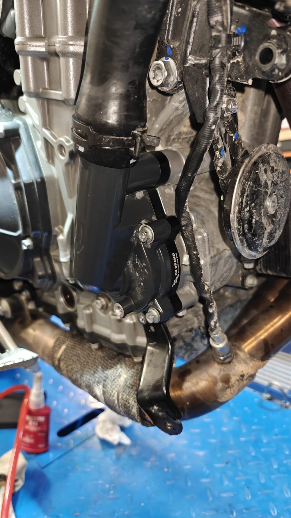 Pompa acqua maggiorata aftermarket installata sul bicilindrico Kove 800X